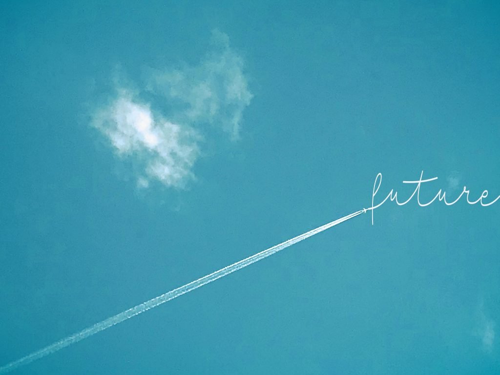 aereo nel cielo con scritta future